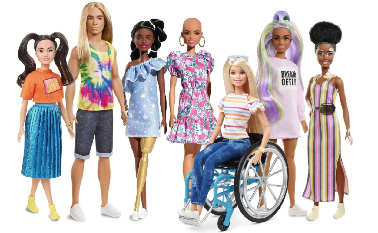 Barbie lanza su mu eca sin pelo y complementos como una silla de